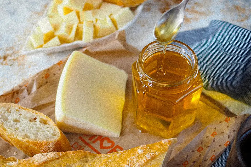 Cheese-calin-dairy-honey-use-blog-310724-003 کره عسل - Image 1